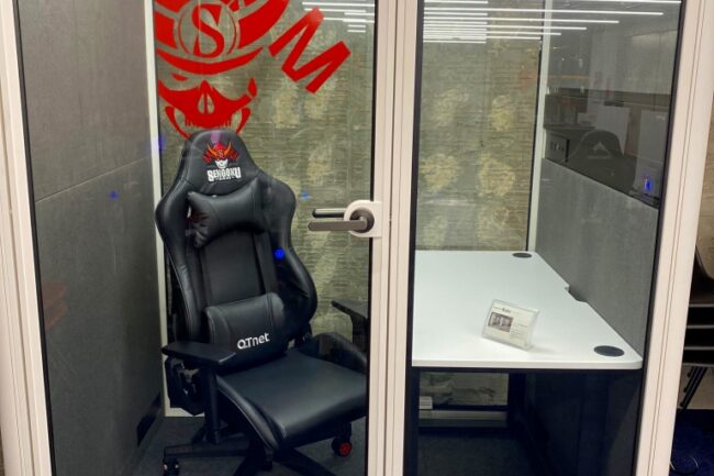 プロゲーミングチームのラッピングが施されたMidi