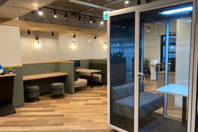 Duo越しに見える壁際のミーティングスペース