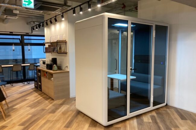 カフェスペースの壁のように設置されているDuo