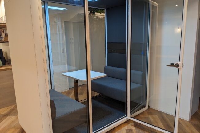 扉を開けたDuoを斜めから映している